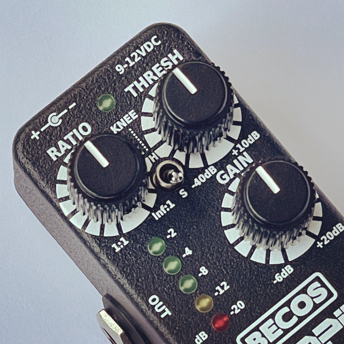 Hard or Soft: Which type of Compression Knee is considered 'superior'?  🎛️🎸 #BecosFX #CompIQMini #CompressorPedal #MiniPedal #VCACoMpressor