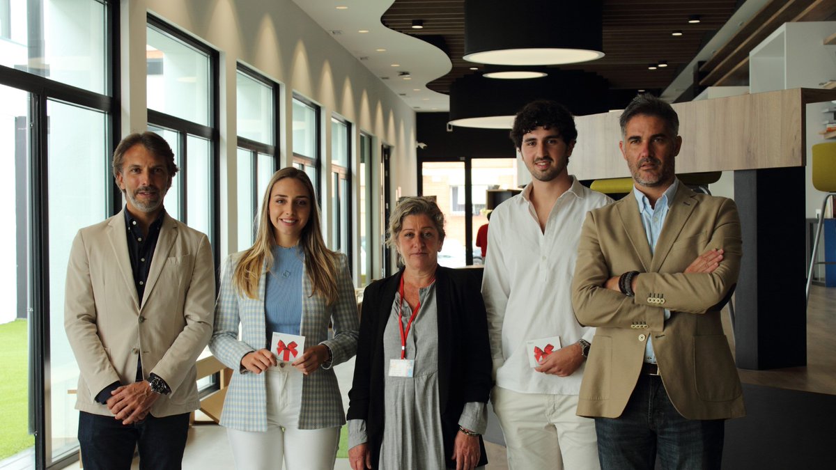 CienciaUCHCEU's tweet photo. Diseñar un trofeo y un logo con "sabor a frutas" 🍋🍊
Estudiantes de @designCEU en @ucheu crean la imagen de los premios de la plataforma de productores agrícolas @Naranjasyfrutas para reconocer al mejor comercio del sector
Y este es el "dulce" resultado:
https://t.co/7Ox7PWc6Ha https://t.co/e9zOsc8XKi