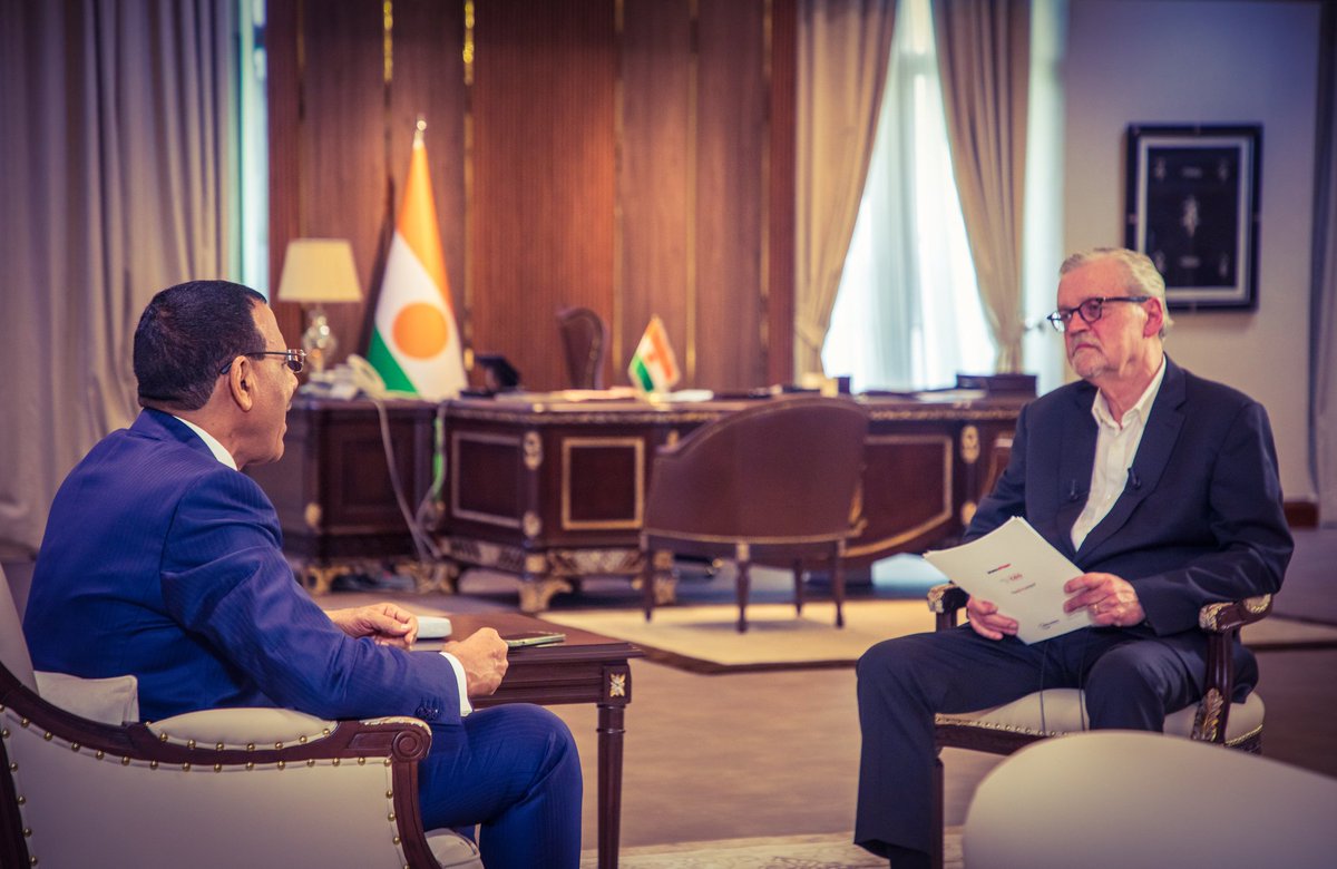 ■ <a href="/jeune_afrique/">Jeune Afrique</a> : Face à un ennemi qui vous est commun, vos voisins burkinabè ont choisi la solution de la levée en masse de volontaires civils, les VDP [volontaires pour la défense de la patrie], pour épauler l’armée. Cette stratégie vous paraît-elle fonctionnelle ?

■