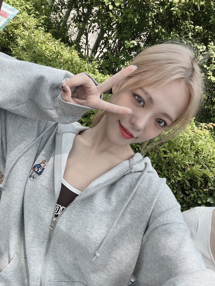 Lapillus_twt's tweet photo. LAPIS! 드림콘서트에 만나요~! 🌙💫✨

#Lapillus #라필루스 #Yue #유에 https://t.co/q1VZMXy4bZ