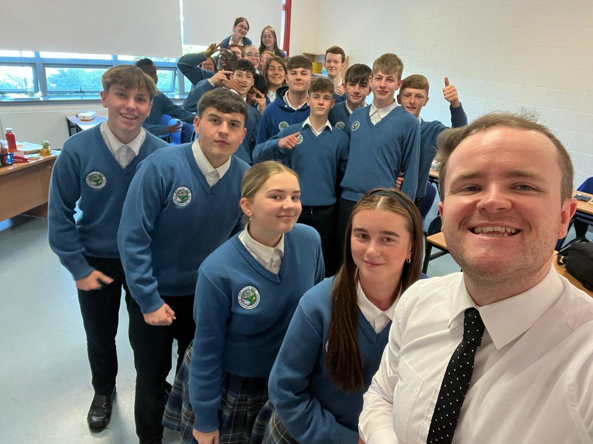 Mr. Walsh presented his 3N, 3I & 3G Religious Education classes a certificate to mark their completion of Junior Cycle RE! Well done all and best of luck in your exams! 🙏🏼 #JuniorCycle