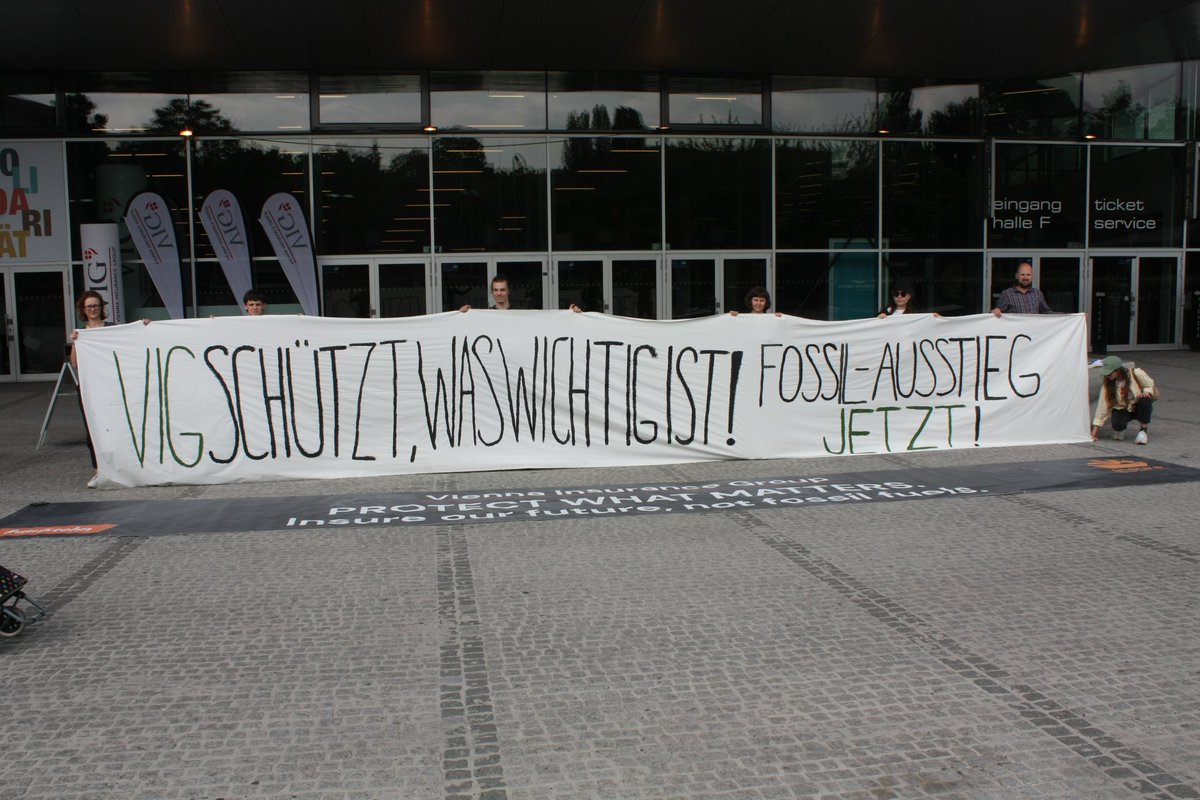 SpinavePrachy's tweet photo. ❗️@ViennaInsuranceGroup needs to stop insuring new oil and gas projects! #VIGProtectWhatMatters! not the profits of fossil businesses.

At today AGM we demand stronger coal policy and new oil and gas policy. No innsurance for new fossil projects. https://t.co/VCEwJ7M3aU