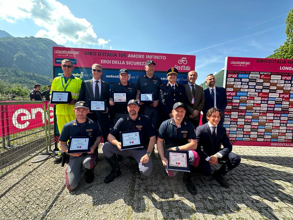 Premio #eroidellasicurezza per poliziotti #Stradale Remo Pitton, Luca Querin, Andrea Bisutti e Flavio Zilli che su A28 riuscirono a fermare un'auto con ragazza che in piena crisi si provocava tagli. Intervento coordinato da Carlo Piraneo e Massimo Tell del Centro operativo Udine