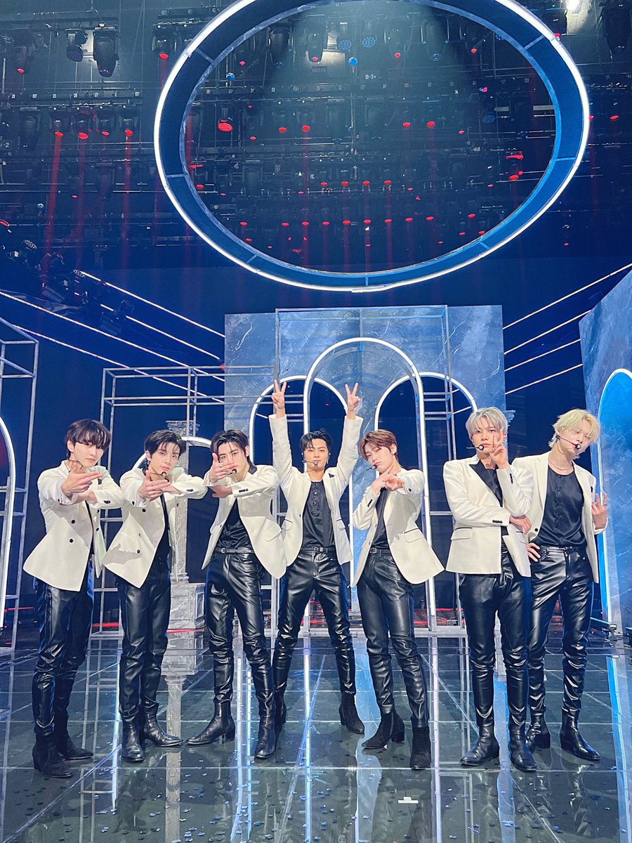 ENHYPEN's tweet image. [#오늘의ENHYPEN] 엔진들의 사랑 위로 쌓여가는 추억🤍 오늘도 함께할 수 있어 너무 행복했어요! #230526 @ 뮤직뱅크