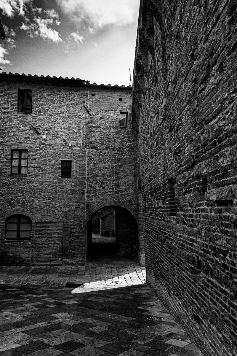 Inside the alleys of Pienza: ancient light contrasts

#Pienza #Val_D_Orcia
#lightanddark #blackandwhitephotography 
📸fc
