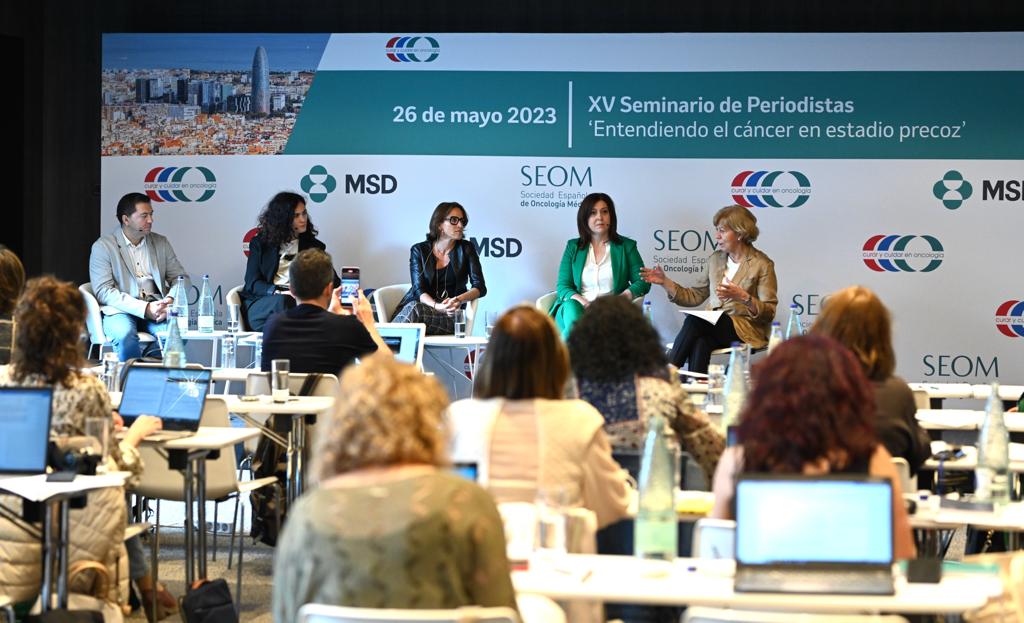 _SEOM's tweet photo. Necesitamos que se valore el trabajo de los comités de tumores multidisciplinares y que se nos de tiempo. Además de los especialistas implicados en cada tumor, los expertos de #CurarYCuidarCáncer plantean incorporar enfermeras gestoras de casos, psicooncólogos y pacientes. https://t.co/yE4kmVEhrZ