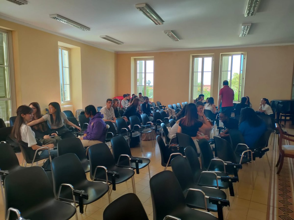 Les élèves dnl-maths italien sont pour la journée au lycée de San Remo où ils résolvent des problèmes avec les lycéens italiens. Merci à leur enseignant pour cette belle initiative.