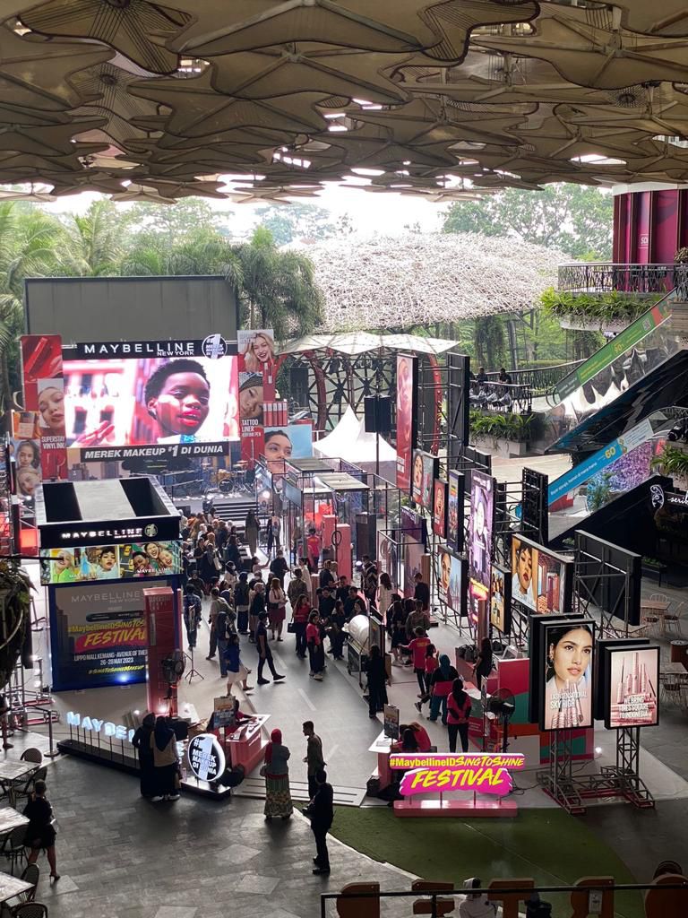 Pas banget lagi jalan ke Kemvil trs liat ada instalasi kyk vibes di New York. Ternyata ada event Maybelline Sing To Shine Festival, keren banget dong!! #MaybellineSingToShineFestival <a href="/MaybellineINA/">Maybelline Indonesia</a>
