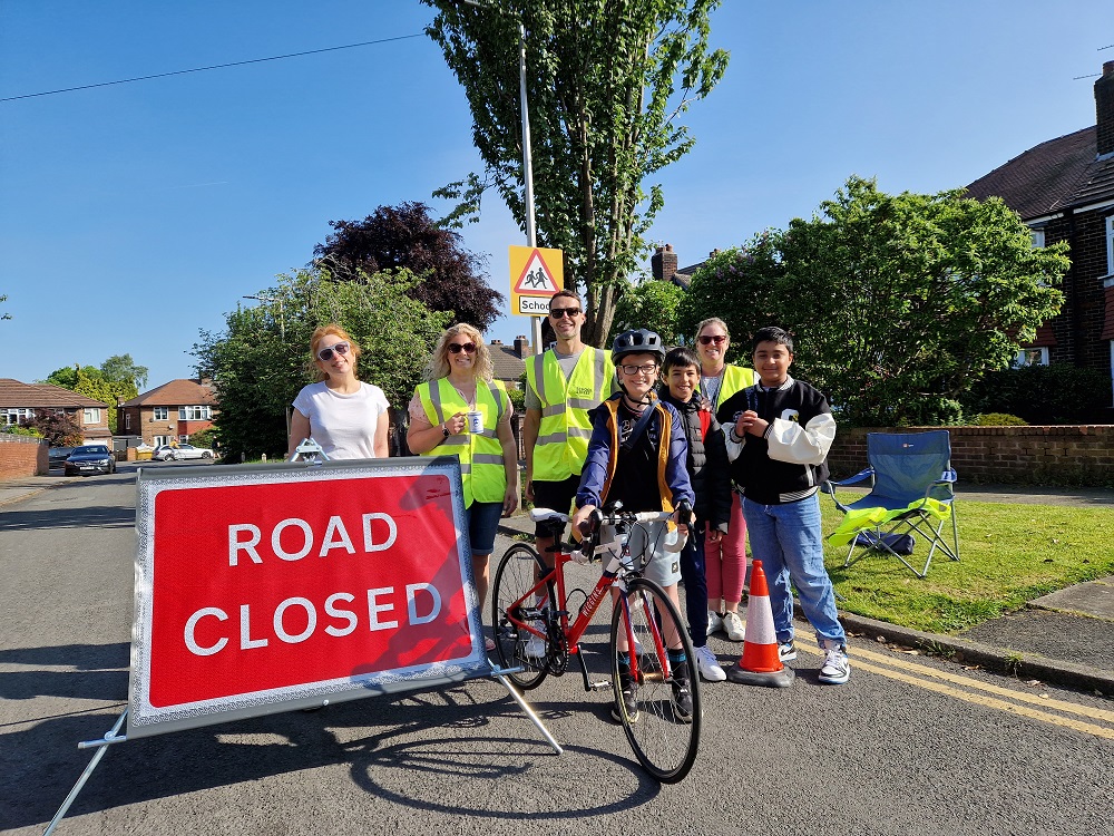 StockportMBC's tweet photo. 🚶🏻 🛴 🚲 St Thomas Infant and Junior School in the Heatons are currently taking part in a School Streets trial.

We took a trip down this morning to see how they were getting on before the half-term break. 

More about School Streets: https://t.co/45dgCdszq7 https://t.co/BfJJkkEZGH