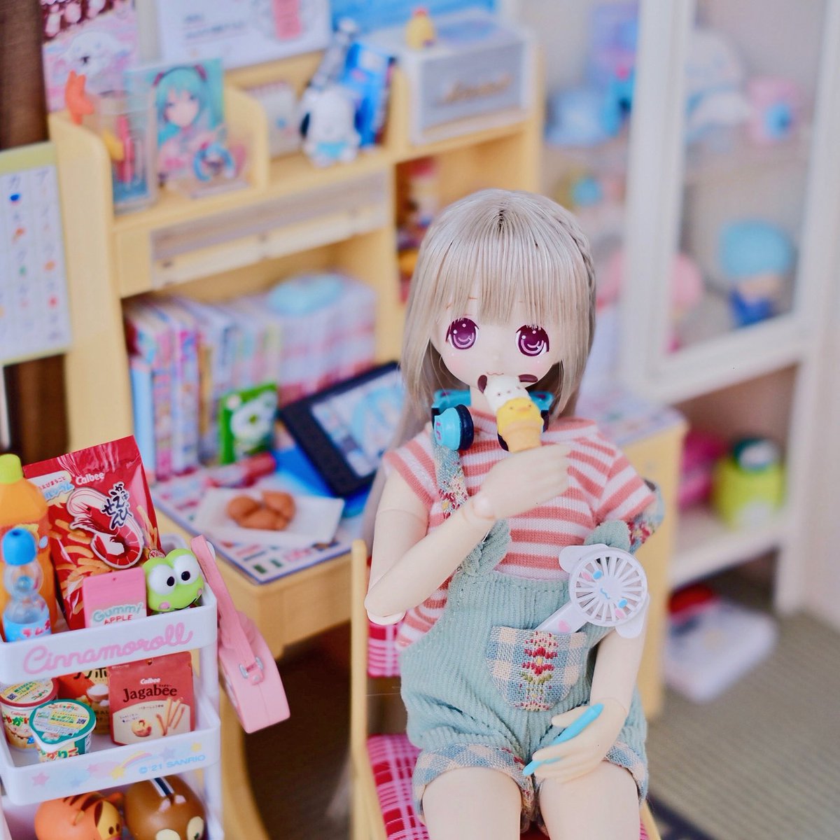 ssdollysss's tweet photo. ✨🎨一緒に絵を描きます~🍦🎧🎶
#azone #azonejp
#アゾン #rementjapan #rement #アゾカツ #アゾンドール #アゾンドール #azonedolls #minihouse #dollhouse #部屋 #リーメント #miniature #サアラズアラモード https://t.co/LPzTBUMpqu