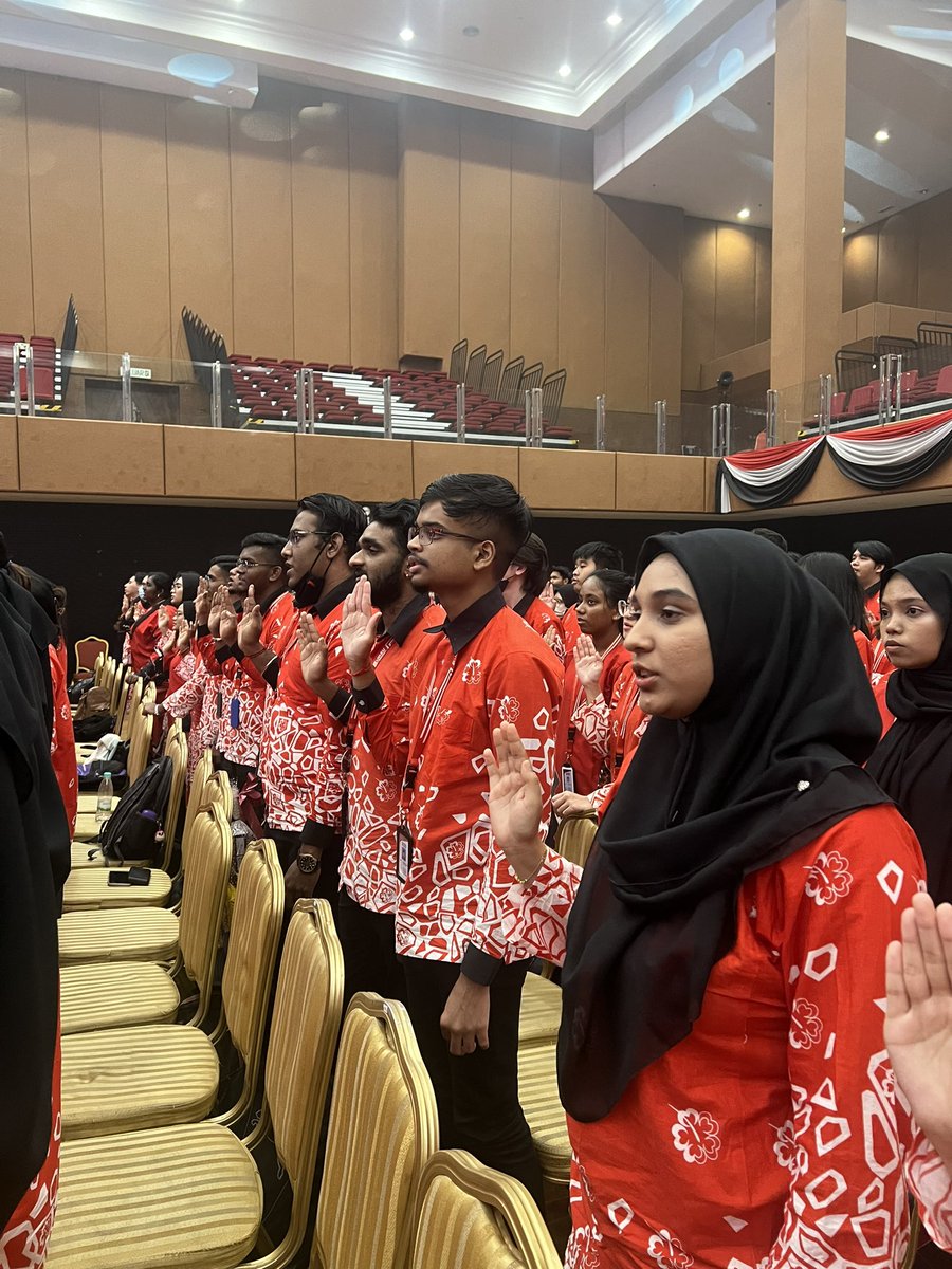 Today they proudly wore the Red MSU Batik for oath-taking as students of #MSUmalaysia 

#MSUMalaysia #MSUCollegeIpoh #MSUCIpoh #TransformingLivesEnrichingFuture #MSUrians #LovefromMSU #MSUEDUtour2023 #MSUOath2023 #MSUOathTaking #MSUOathTakingCeremony2023