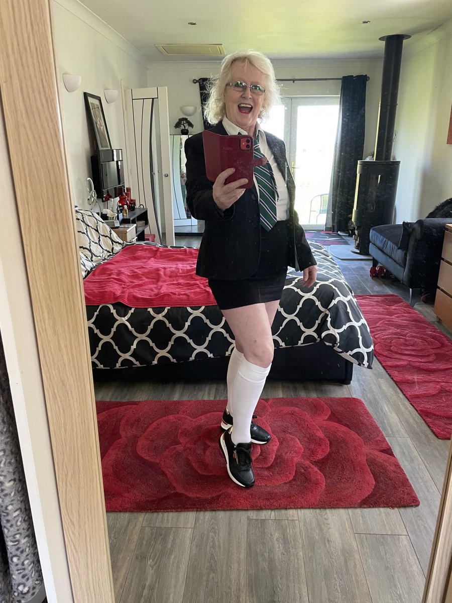 Claire69Knight's tweet photo. Skools Out Today 💋 https://t.co/hUh6f1T6oi