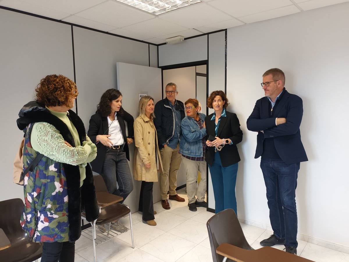 Inaempleo's tweet photo. 💯🆕🙋♂️Esta semana nuestra directora gerente @Eguindav visitó el Programa #Experiencial del Ayuntamiento de #Alcañiz "#Mantenimiento de #edificios"
🗣️👨💻También estuvo presente el Alcalde de Alcañiz, Ignacio Urquizu
#programaexperiencial #empleo https://t.co/H0hvQnafPD
