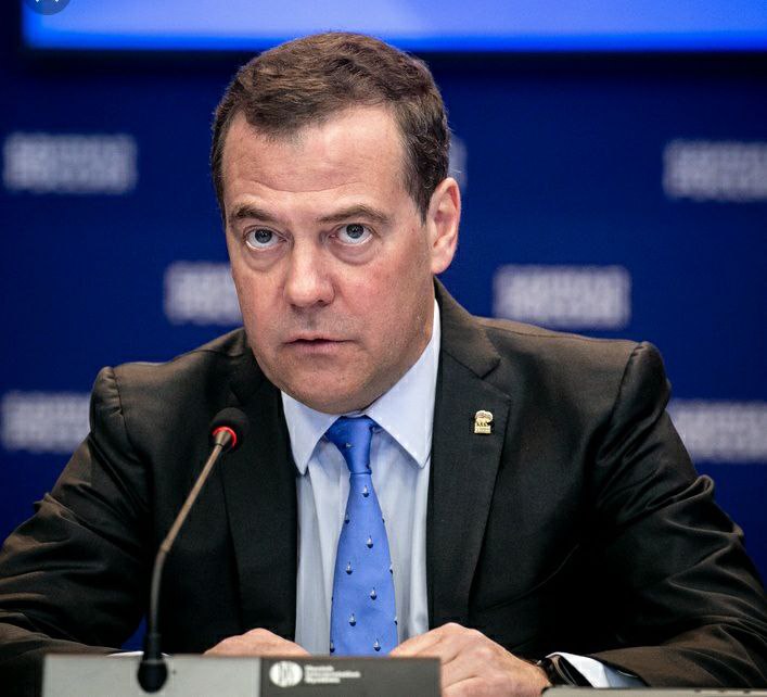 Medvedev sur la possibilité d'une frappe nucléaire préventive russe :

'L'Europe a perdu la tête. Les États-Unis agissent généralement dans leurs intérêts pragmatiques. Ils ne se battent pas eux-mêmes, ils gagnent de l'argent. Ils essaient d'éliminer un ennemi séculaire. Quant à…