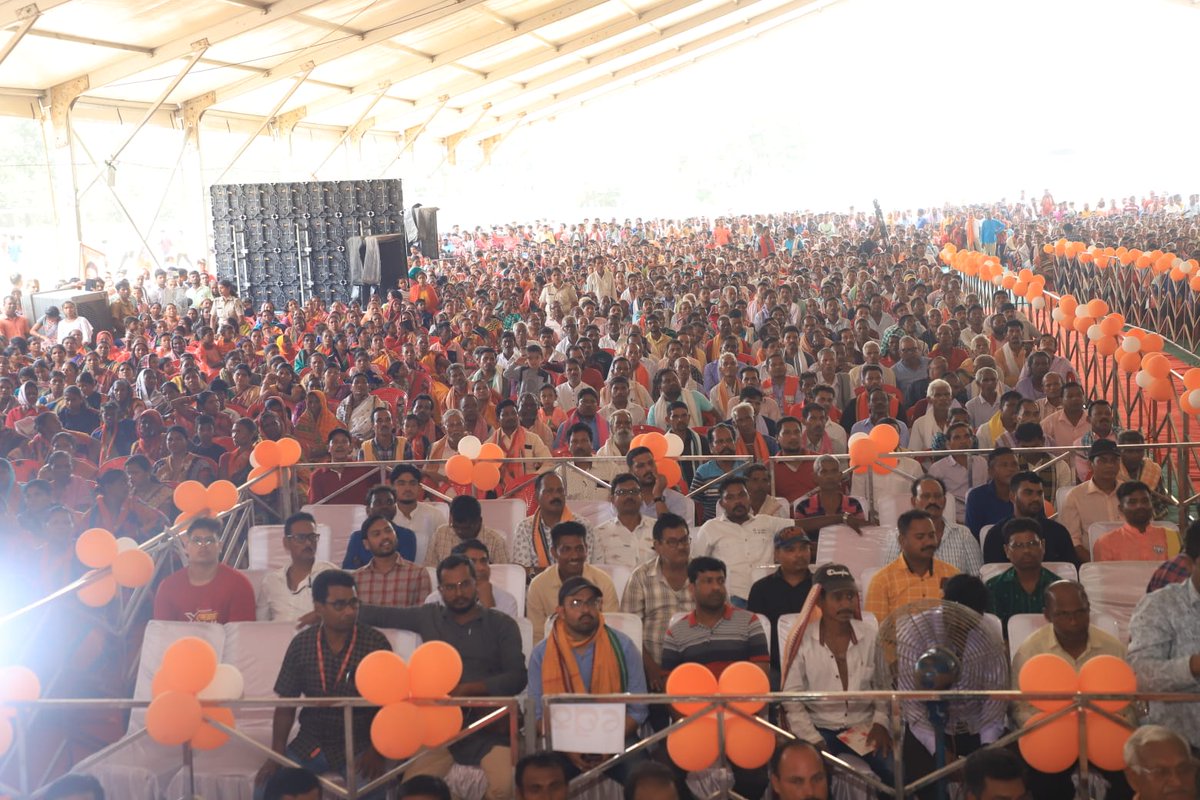dpradhanbjp's tweet photo. ପ୍ରଧାନମନ୍ତ୍ରୀଙ୍କ ଡିଜିଟାଲ ଇଣ୍ଡିଆରେ ଗରିବଙ୍କ ପାଇଁ ଆସୁଥିବା ଟଙ୍କା ସିଧାସଳଖ ଲାଭାର୍ଥୀଙ୍କ ବ୍ୟାଙ୍କ୍ ଖାତାକୁ ଦେବା ପାଇଁ ମୁଁ ଓଡ଼ିଶାର ମୁଖ୍ୟମନ୍ତ୍ରୀଙ୍କୁ ଅନୁରୋଧ କରିଛି। ମୋଦି ସରକାର ଲାଭାର୍ଥୀଙ୍କ ପାଇଁ ସିଧାସଳଖ ଟଙ୍କା ଦେବାର ବ୍ୟବସ୍ଥା କରିଛନ୍ତି କିନ୍ତୁ ରାଜ୍ୟ ସରକାର ଏହି ଅର୍ଥର ବାଟମାରଣା କରିବାର ବ୍ୟବସ୍ଥା କରିଛନ୍ତି। https://t.co/iCprLWE0Sb