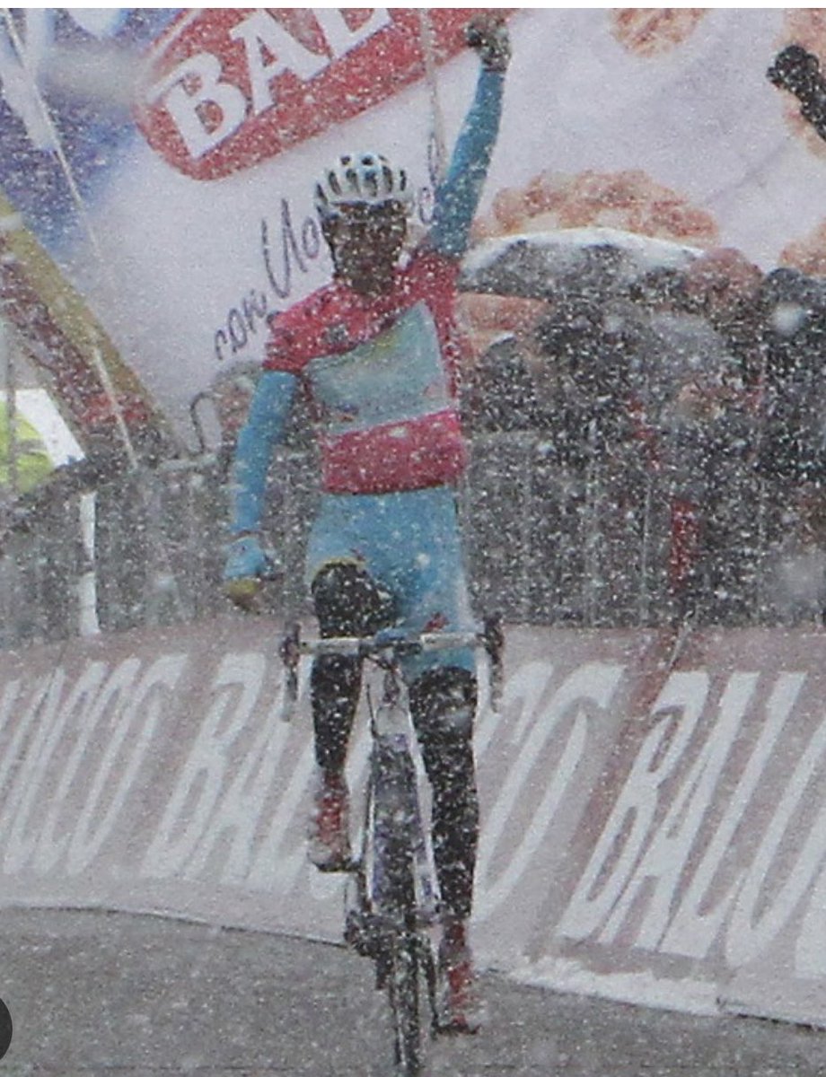marcimarti17's tweet image. 🚴‍♂️💗
2013 #Nibali trionfa sulle Tre Cime di Lavaredo conquistando la montagna in una bufera di neve.
2013 Vincenzo Nibali vince il #GirodItalia.
2023 quella meravigliosa Maglia Rosa sarà messa all&apos;asta e il ricavato donato all&apos;#EmiliaRomagna.

Il bello del #Giro è anche questo.