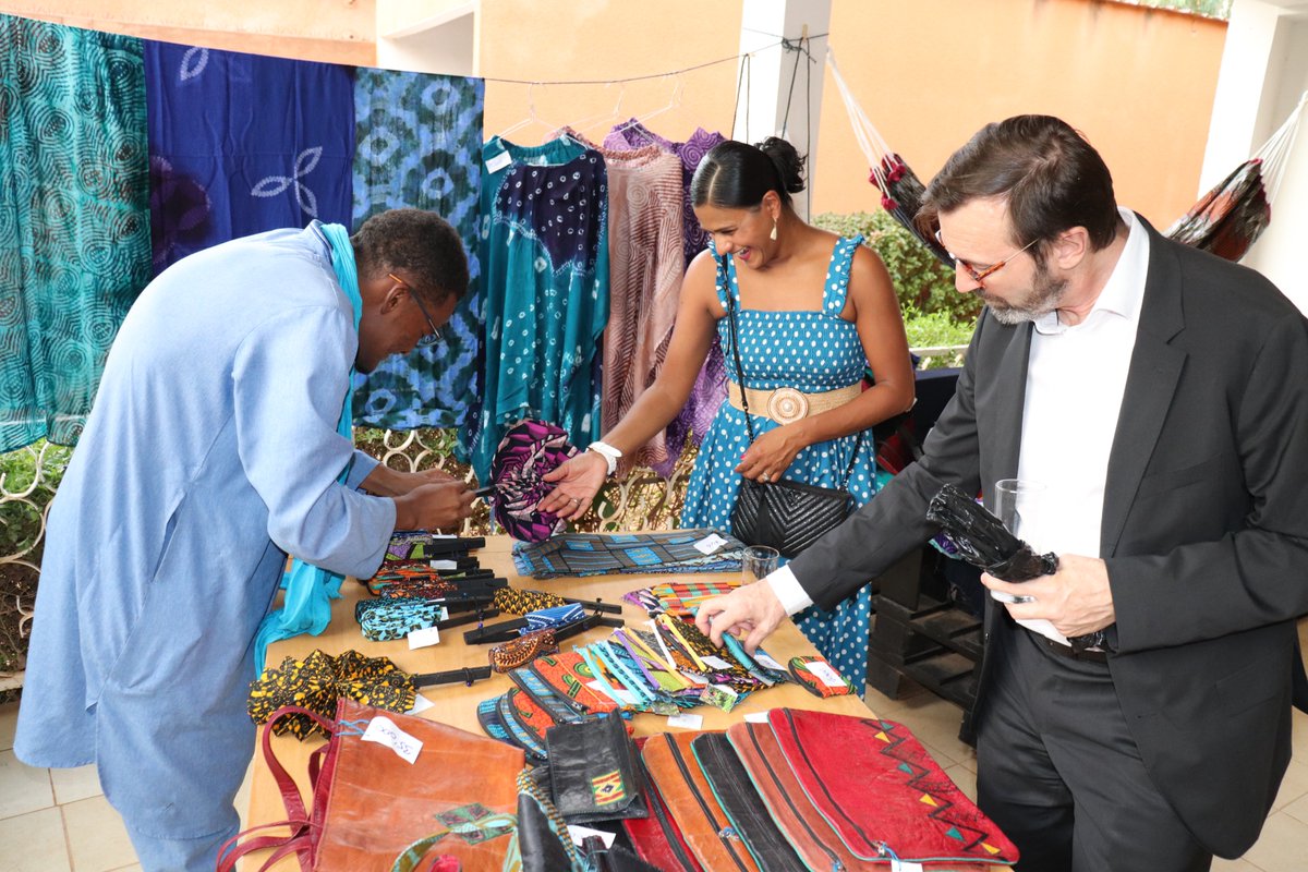 Quand #tradition et modernité se croisent, ça donne un cocktail original, magnifique et inédit 👌. Exposition/vente de la collection estivale des accessoires de la coopérative artisanale Tellit hier au domicile de la cheffe de coopération 🇨🇭au 🇳🇪
Infos +➡️tellitagadez.com