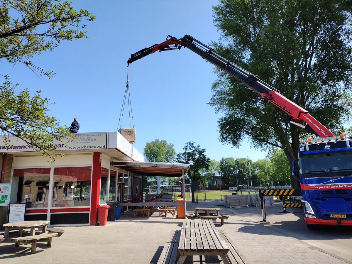Daar gaan ze ....140 zonnepanelen #duurzaamheid #zwijndrecht