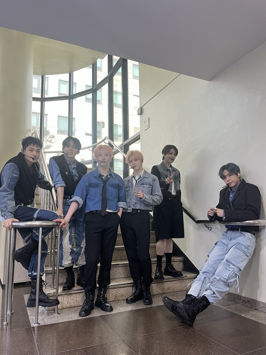the_verivery's tweet photo. [📸]
2023.05.26
@ KBS2 #뮤직뱅크

날씨보다 더 뜨거웠던
Crazy Like That 무대❤️‍🔥
오늘도 역시 짱짱베리👍🔥

#베리베리 #VERIVERY #VRVR
#Liminality #EP_DREAM
#Crazy_Like_That https://t.co/cXLAXj1wMp