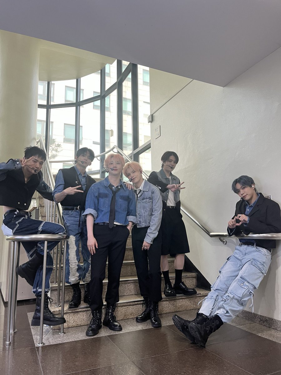 the_verivery's tweet photo. [📸]
2023.05.26
@ KBS2 #뮤직뱅크

날씨보다 더 뜨거웠던
Crazy Like That 무대❤️‍🔥
오늘도 역시 짱짱베리👍🔥

#베리베리 #VERIVERY #VRVR
#Liminality #EP_DREAM
#Crazy_Like_That https://t.co/cXLAXj1wMp