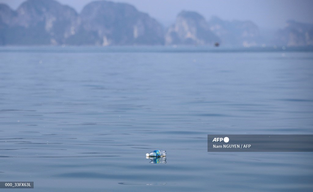 AFPphoto's tweet photo. Vietnam battles plastic blight in idyllic Ha Long Bay. #AFP
 📸 Nam Nguyen https://t.co/E7ZaKnaSdl