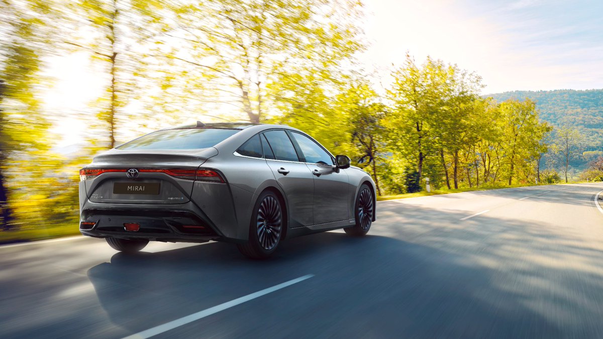 De Mirai is de eerste waterstof elektrische personenauto van Nederland. Deze unieke auto heeft een actieradius van 650 km en een tanksnelheid die vergelijkbaar is met een auto op fossiele brandstof. Maar het mooiste is dat de Mirai de lucht zelfs filtert.

#Toyota #Mirai