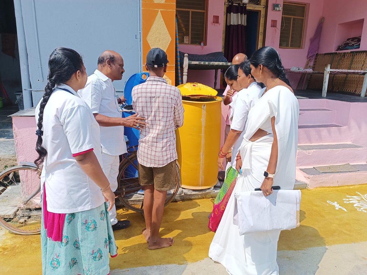 DmoKadapa's tweet photo. మేడిదిన్నె ప్రాథమిక ఆరోగ్య కేంద్రం పరిధిలోని పెద్ద పశుపుల గ్రామం నందు ఈరోజు ఫ్రైడే ఫ్రైడే కార్యక్రమం లో భాగంగా జమ్మలమడుగు సబ్ యూనిట్ అధికారి సుబ్బరాజ గారి ఆధ్వర్యంలో గ్రామ ప్రజలకు దోమల నివారణ పై మరియు దోమకాటు వల్ల వ��్చు వ్యాధులపై అవగాహన కల్పించారు. https://t.co/IdMn5rRVWb
