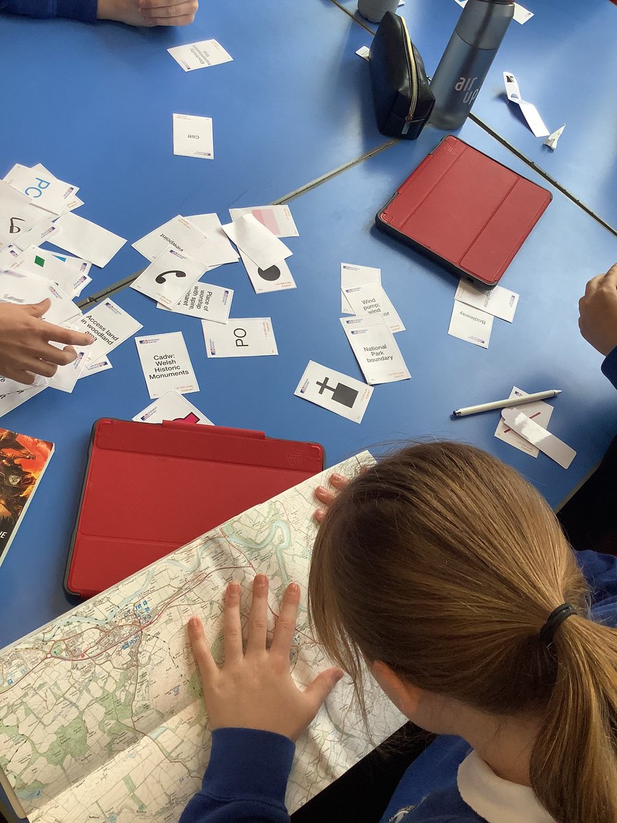 stpetersgala's tweet image. More map skills in P6 this morning, focusing on recognising the difference between physical and human geography features! #mapskills