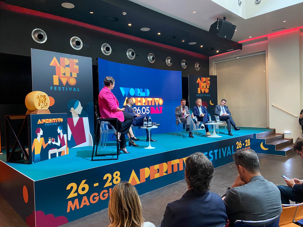 Ora la conferenza stampa di presentazione della seconda edizione dell #AperitivoFestival in Tortona. Al via un percorso esperienziale che farà scoprire il meglio degli abbinamenti #FoodAndBeverage e per il quale <a href="/CarrefourItalia/">Carrefour Italia</a> è main sponsor! #worldaperitivoday #MadeinItaly