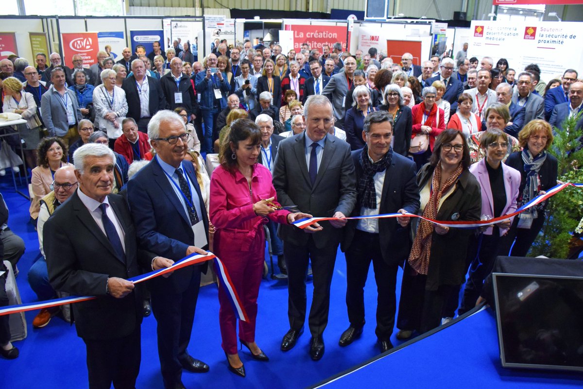 Prefet65's tweet photo. #NotreTerritoire | Visite du 1er salon des maires, des élus locaux et des décideurs publics des #HautesPyrénées. Merci à l’#AMF65 d’avoir créé ce moment d’échanges entre les élus locaux, l’ensemble des acteurs publics et les entreprises proposant des solutions aux collectivités. https://t.co/367GRgj881