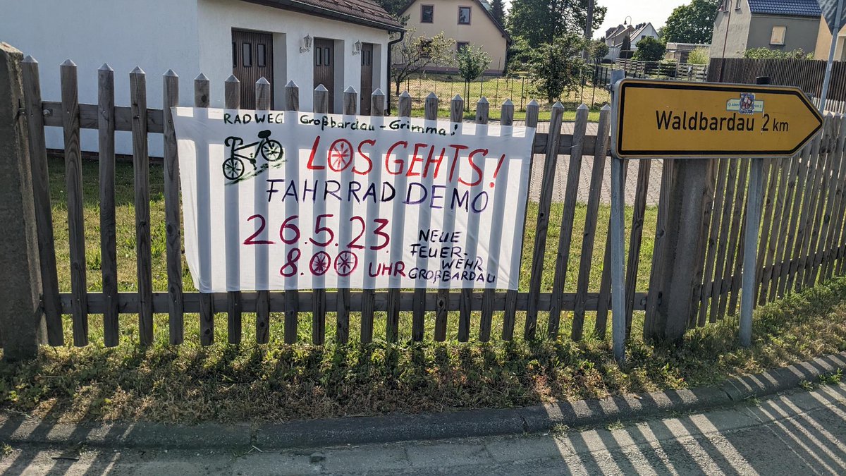 Auch <a href="/Iceabell1/">Ice abell</a> unsere Referentin für Radverkehr in ländlichen Räumen war dabei und sprach auf dem vollen Marktplatz.
Fehlendes Geld und zu wenig Planer sind grundsätzlich lösbare Probleme. Woran es klemmt, ist politischer Wille.