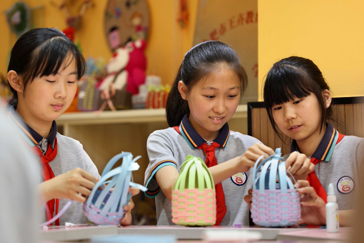 hefei-china-on-twitter-children-learned-to-weave-baskets-and
