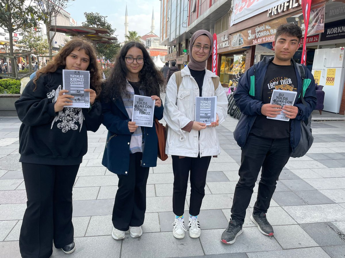 AkifCpal's tweet photo. Trafik kurallarına uymak hayat kurtarır. Vatandaşlar arasında farkındalık oluşturmak adına öğretmenlerimiz Yasemin Şahin ve Zeynep Akcalı ile öğrencilerimiz Arnavutköy merkezde broşür dağıttı. https://t.co/3IC1IHhu79