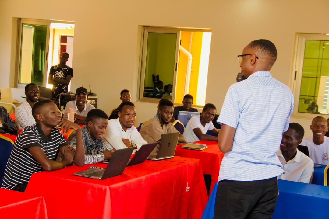 kakebetech's tweet photo. Happening Now! Sedrick Otolo shares thoughtful insights about Technology and tips about being a valuable Developer with relevance in the community of works and technology #FlutterLira #kakebe #innovationvillage https://t.co/Z1CV3RciCq