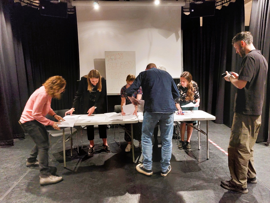 42ndStreetmcr's tweet photo. The policymakers sorting through all the suggestions at the #MaskToBreak youth-led legislative theatre.
#YouthVoice #YoungPeople #MentalHealth #MentalHealthSupport #MentalHealthServices #GreaterManchester #MCRYouth #Policies #Policy #BetterMentalHealth #MindsetRevolution https://t.co/gnqPhFdjTF