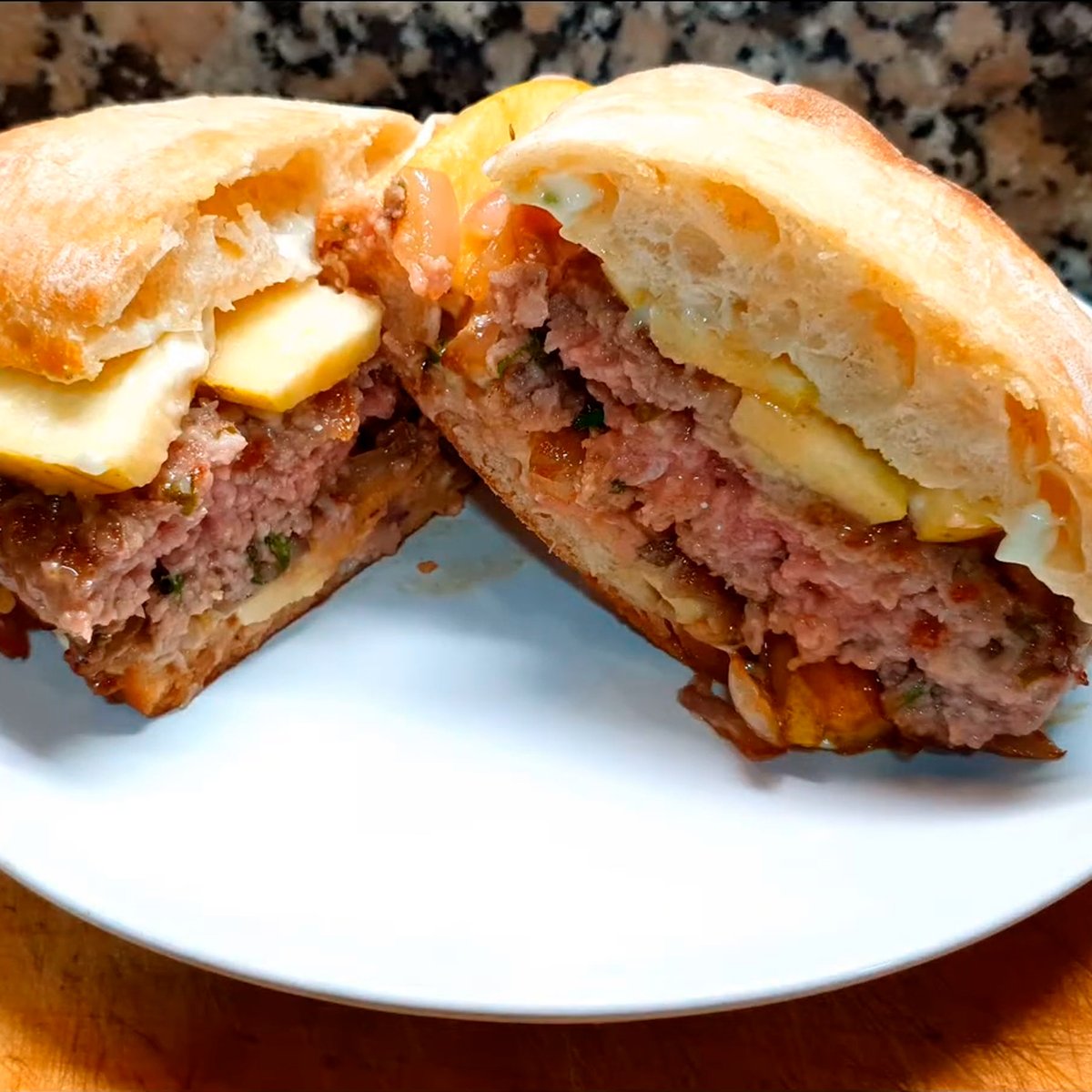 😍🍔 Este #domingo se celebra el #DiadelaHamburguesa y, por eso, queremos compartir la #receta de #hamburguesa con @TerneradeEx, @DOPGataHurdes y, por supuesto, nuestra #miel #DOP #VilluercasIbores de @MiCocinaJIF. 

▶️ youtube.com/watch?v=mynqdb…

#Gastronomia #Sabor #CocinaFacil