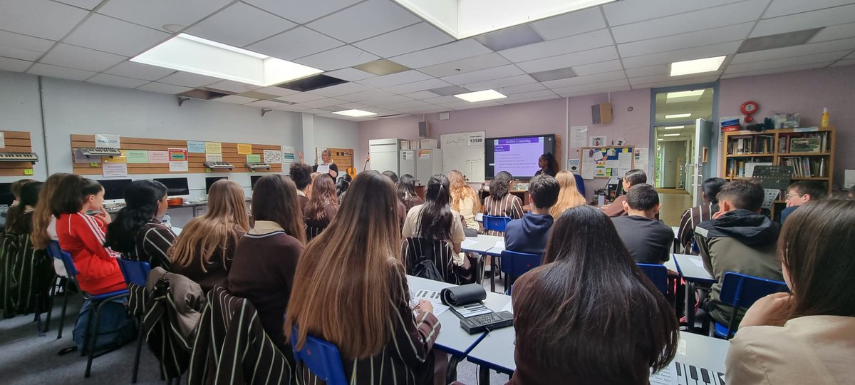 GumleyHouse's tweet photo. Our Y9 French groups welcomed their penfriend from Paris as they visited Gumley for a day. It was a very positive day for everyone, and what a fantastic way to put languages skills to the test! Thank you #GumleyGirls for looking after your penfriends so well throughout the day! https://t.co/3okLp2rIdW