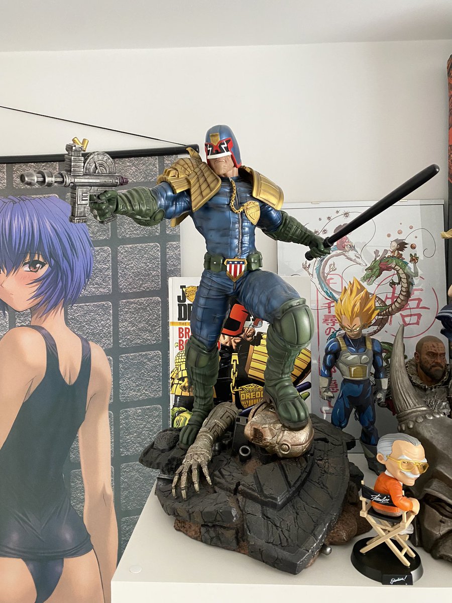 Nunu_90210's tweet photo. Es viernes y Dredd lo sabe, ¡Buenos días y buen finde!, 🎖🦅🔫🚨
Negotiation's over. Sentence is death. 💀
#judgedredd #juezdredd #2000adcomics #brianbollandart #judgedreddcomics #sentenceisdeath #megacityone #theonlywayisthelaw #yessideshow @sideshow https://t.co/WM0bvdWuyU