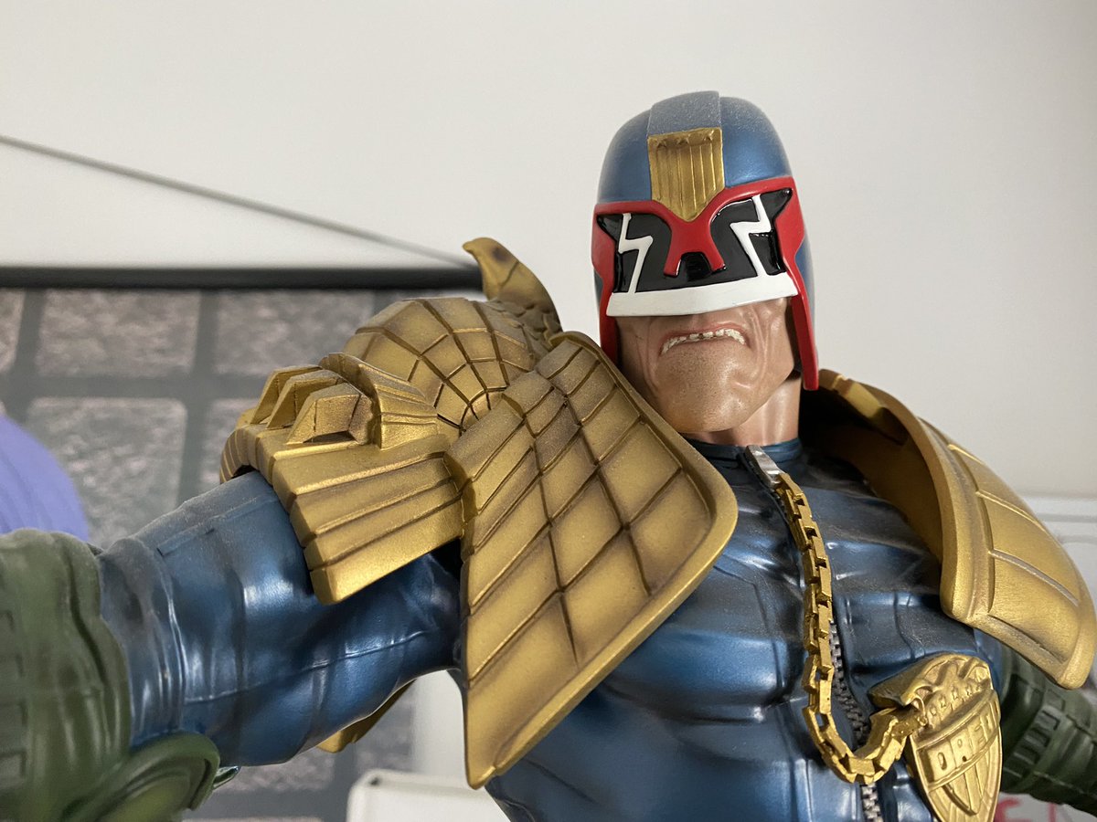 Nunu_90210's tweet photo. Es viernes y Dredd lo sabe, ¡Buenos días y buen finde!, 🎖🦅🔫🚨
Negotiation's over. Sentence is death. 💀
#judgedredd #juezdredd #2000adcomics #brianbollandart #judgedreddcomics #sentenceisdeath #megacityone #theonlywayisthelaw #yessideshow @sideshow https://t.co/WM0bvdWuyU