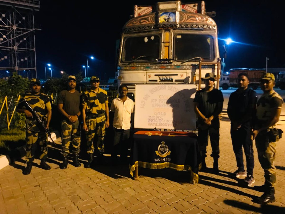 #AlertBSF troops at the International border of West Bengal, Seized gold worth ₹ 2.93 Crore, being smuggled from Bangladesh to India. #NaakamiKe9Saal #BreakingNews #BSFSeizedGold #tejran  #IndoBangladeshBorder