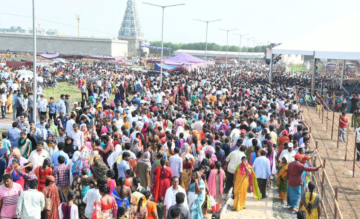 Justice_4Vizag's tweet photo. జన జాతర ...
అమరావతిలో పేదలకు పట్టాల పంపిణీ కార్యక్రమంలో పాల్గొనటానికి వచ్చిన జన జాతర
#CMYSJagan #HousesForPoor #Amaravati https://t.co/XJqJyv9B3L