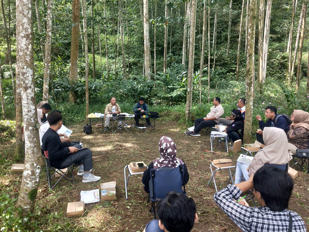 JavlecID's tweet photo. Javlec (Java Learning Center) bekerja sama dengan PT Tirta Investama Wonosobo mengadakan kegiatan “Kampanye Hari Keanekaragaman Hayati” yang bertempat di Blok Luar Taman Kehati Wonosobo pada Kamis, 25 Mei 2023. https://t.co/KLfZN6pVUJ via @javlecid https://t.co/e2ULSgX3UH