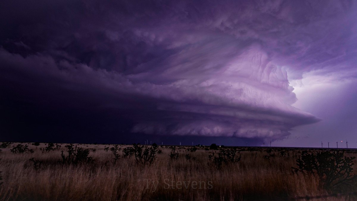 Oh...my...gosh....it just keeps getting BETTER! I really don't even think what I just saw was real.

#nmwx #wxtwitter #thunderstorm
