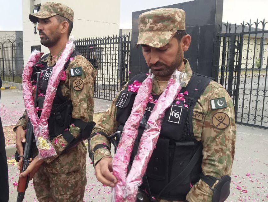 An amazing tribute to #PakistanArmy by the people of Rawalpindi outside GHQ

Rose Petals 🌹where showered on our soldiers 

These are the same soldiers who were attacked with stones on 9th May by workers of a political party.

#ISPR

All those involved in attacking GHQ on 9th May