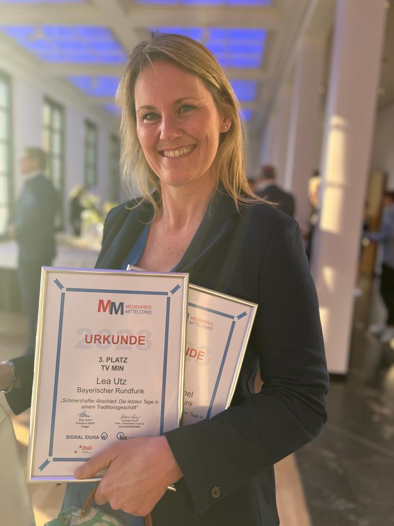 Birgit Kappel (@birgitkappel) on Twitter photo Gleich zwei Auszeichnungen für #Kontrovers-Storys. Große Freude, well done: Gloria Stenzel, <a href="/utz_lea/">Lea Utz</a> <a href="/juliane_rummel/">Juliane Rummel</a> <a href="/linsch/">Caroline v. Eichhorn</a> <a href="/BR24/">BR24</a> <a href="/BR_Presse/">BR - Bayerischer Rundfunk</a> <a href="/Medienpreis_M/">#MedienpreisMittelstand</a> Gleich zwei Auszeichnungen für #Kontrovers-Storys. Große Freude, well done: Gloria Stenzel, <a href="/utz_lea/">Lea Utz</a> <a href="/juliane_rummel/">Juliane Rummel</a> <a href="/linsch/">Caroline v. Eichhorn</a> <a href="/BR24/">BR24</a> <a href="/BR_Presse/">BR - Bayerischer Rundfunk</a> <a href="/Medienpreis_M/">#MedienpreisMittelstand</a>