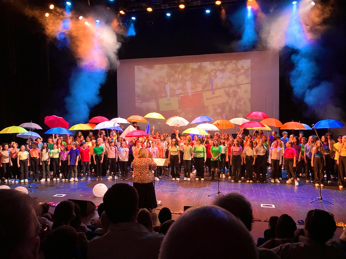 d_chevalley's tweet photo. 👏🎹Un très beau moment hier soir avec élèves et enseignants des collèges Du Parc, Vauban et Hoffmann pour le concert AOC ? Énergie, joie, exigence, collectif et plaisir : les ingrédients du chant choral ! @alsamuse @DaacStrasbourg @acstrasbourg @OlivierFaron @emccstrasbourg https://t.co/7QUVg0Z9iS