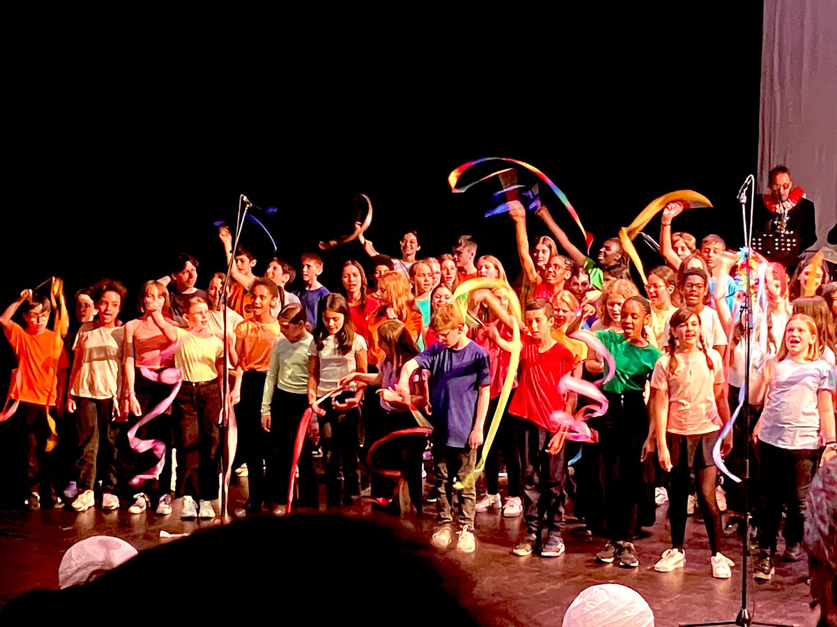 d_chevalley's tweet photo. 👏🎹Un très beau moment hier soir avec élèves et enseignants des collèges Du Parc, Vauban et Hoffmann pour le concert AOC ? Énergie, joie, exigence, collectif et plaisir : les ingrédients du chant choral ! @alsamuse @DaacStrasbourg @acstrasbourg @OlivierFaron @emccstrasbourg https://t.co/7QUVg0Z9iS