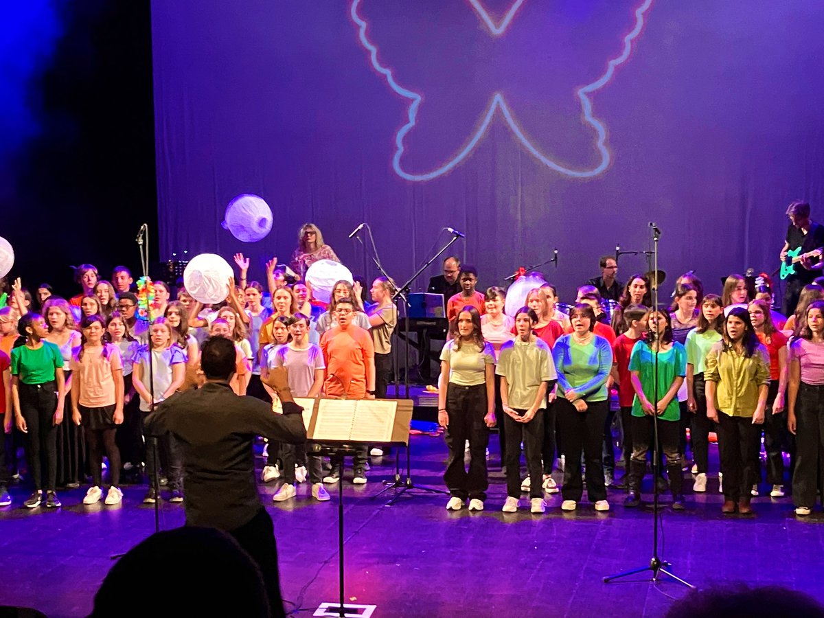 d_chevalley's tweet photo. 👏🎹Un très beau moment hier soir avec élèves et enseignants des collèges Du Parc, Vauban et Hoffmann pour le concert AOC ? Énergie, joie, exigence, collectif et plaisir : les ingrédients du chant choral ! @alsamuse @DaacStrasbourg @acstrasbourg @OlivierFaron @emccstrasbourg https://t.co/7QUVg0Z9iS