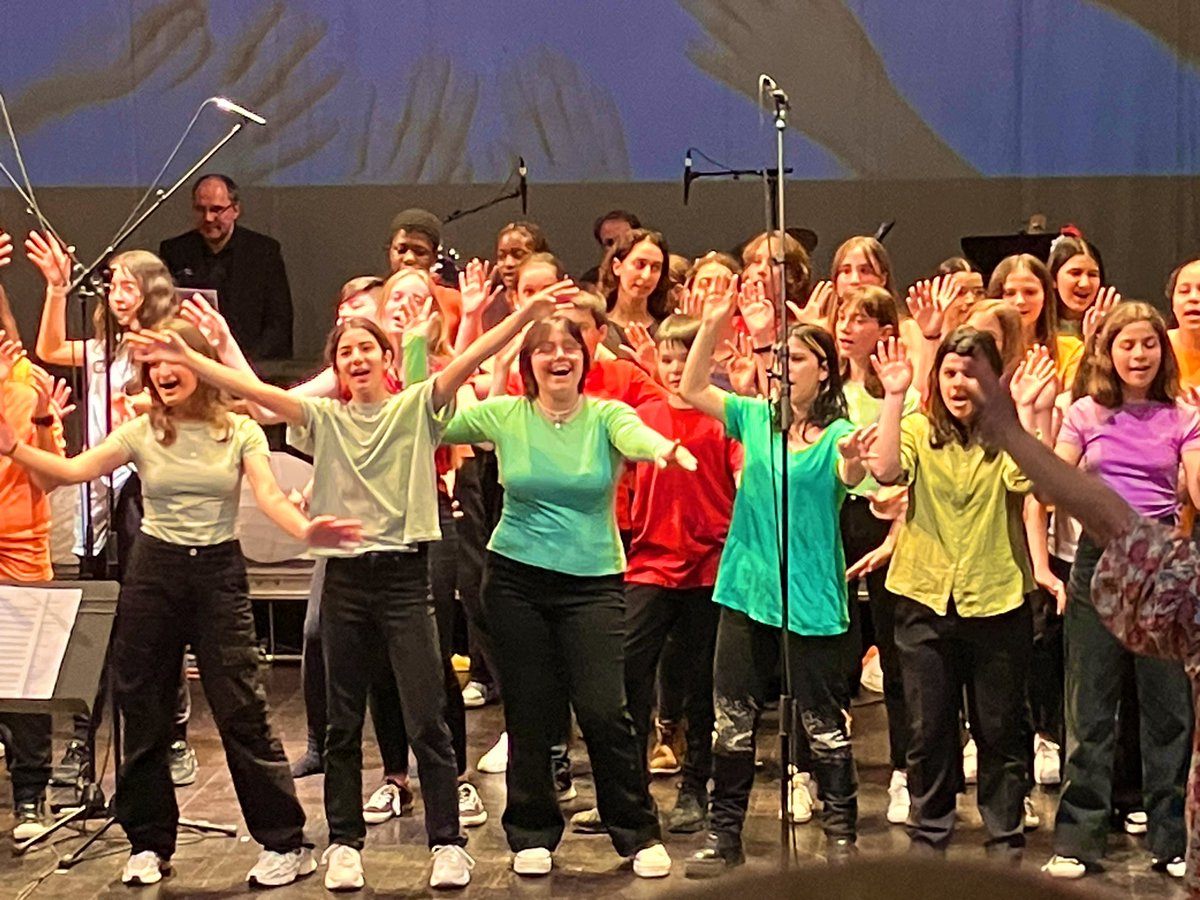 d_chevalley's tweet photo. 👏🎹Un très beau moment hier soir avec élèves et enseignants des collèges Du Parc, Vauban et Hoffmann pour le concert AOC ? Énergie, joie, exigence, collectif et plaisir : les ingrédients du chant choral ! @alsamuse @DaacStrasbourg @acstrasbourg @OlivierFaron @emccstrasbourg https://t.co/7QUVg0Z9iS