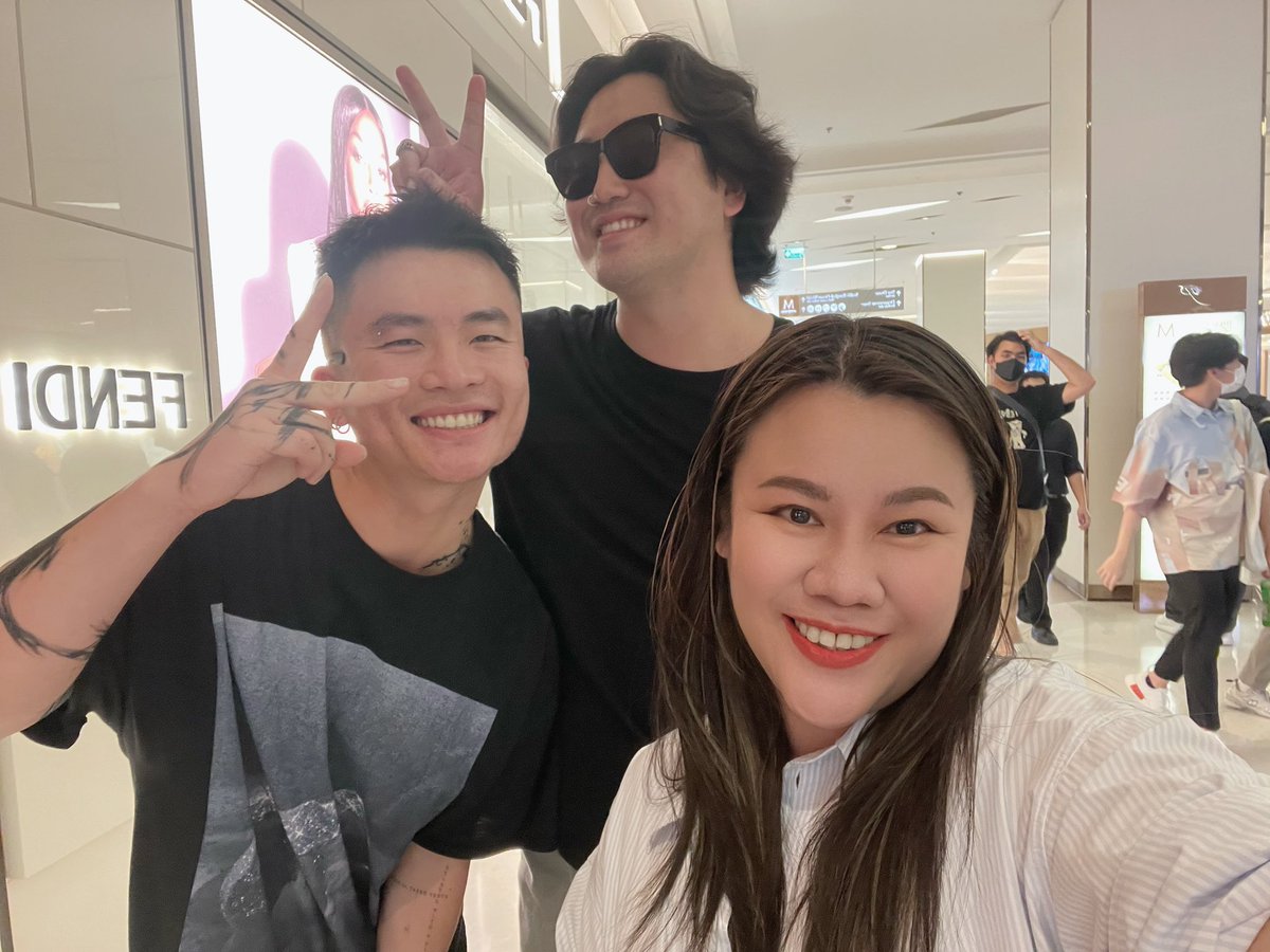 painttuanclub's tweet photo. เมื่อวานหลับอยู่พี่สาวขุดจากเตียงไปห้าง แล้วคือไปเจอวิล กะ เวส เดินเข้ามาพอดี กรี๊ดดด วิ่งไปขอถ่ายรูปแทบไม่ทัน อยากบอกว่าอย่าเบื่อนะที่เราเจอทุกครั้งนะขอถ่ายรูปทุกครั้ง เราชื่นชอบพวกคุณจริงๆ ทั้งน่ารัก ขี้เล่น อารมณ์ดีเป็นกันเอง ขอบคุณมากๆนะคะ
#DNAteam #MarkTuan https://t.co/g0RZI7epyz